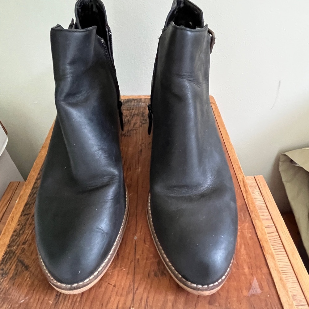 Cole Haan Women’s size 9 Black Leather Ankle Boot